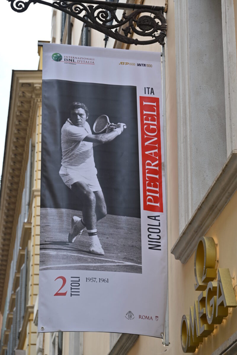 スペイン広場に行く途中にあるBNLイタリア国際(ATPマスターズ1000,WTA1000)の旗
