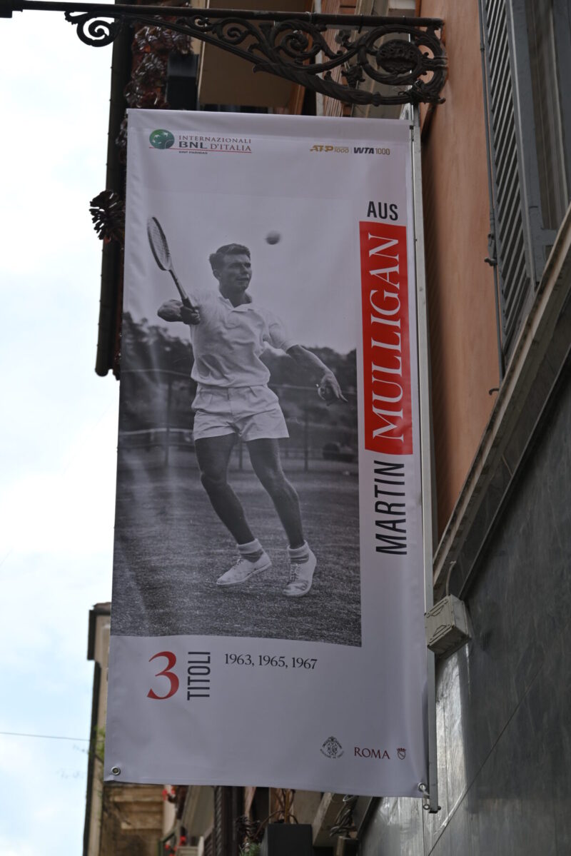 スペイン広場に行く途中にあるBNLイタリア国際(ATPマスターズ1000,WTA1000)の旗