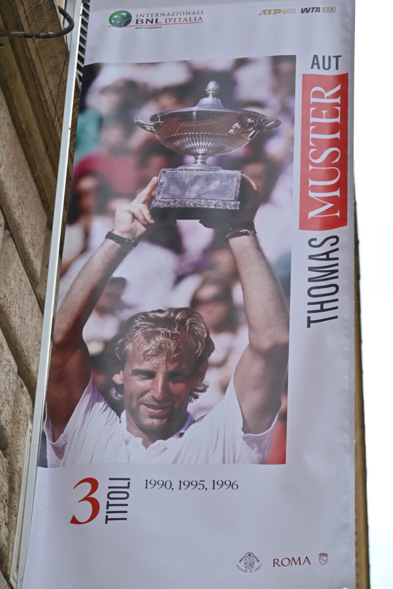 スペイン広場に行く途中にあるBNLイタリア国際(ATPマスターズ1000,WTA1000)の旗