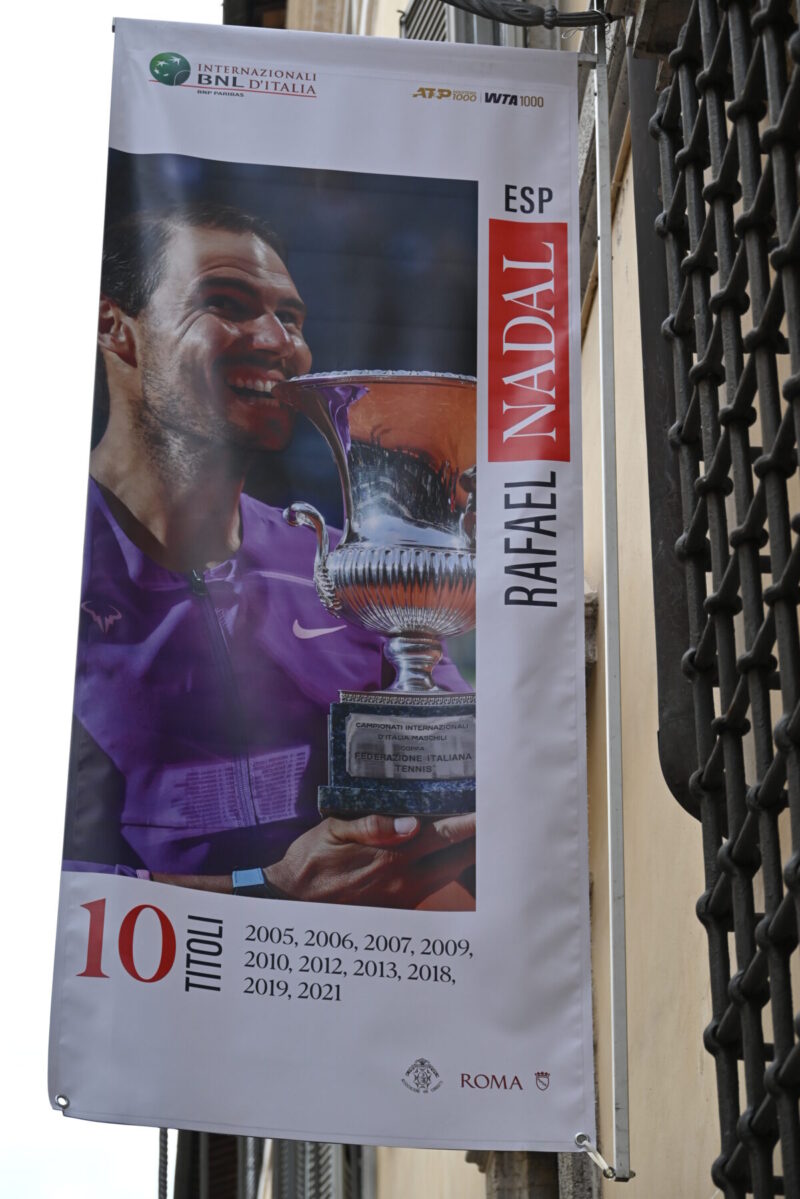スペイン広場に行く途中にあるBNLイタリア国際(ATPマスターズ1000,WTA1000)の旗