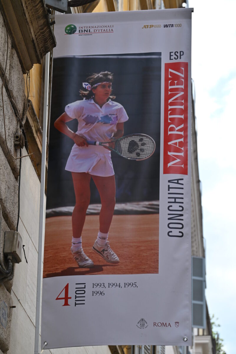 スペイン広場に行く途中にあるBNLイタリア国際(ATPマスターズ1000,WTA1000)の旗