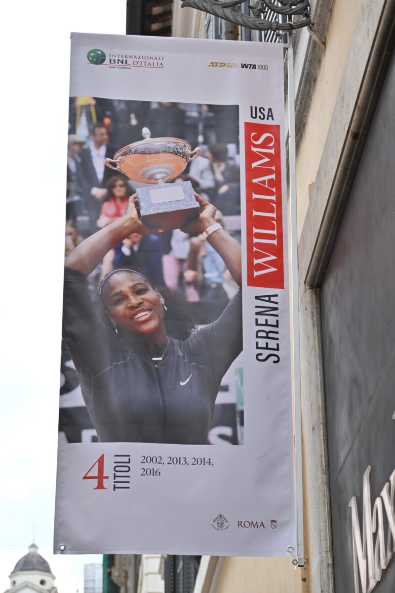 スペイン広場に行く途中にあるBNLイタリア国際(ATPマスターズ1000,WTA1000)の旗