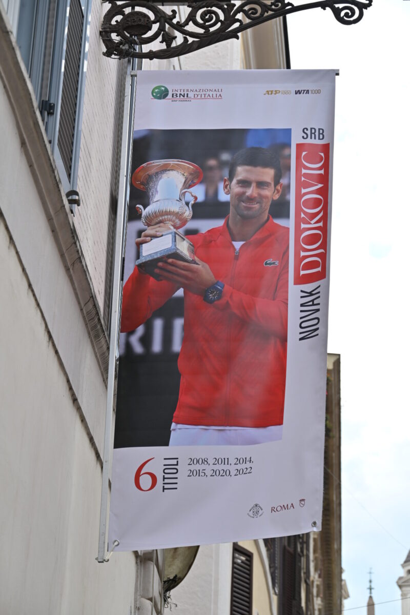 スペイン広場に行く途中にあるBNLイタリア国際(ATPマスターズ1000,WTA1000)の旗