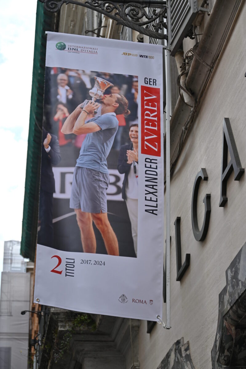 スペイン広場に行く途中にあるBNLイタリア国際(ATPマスターズ1000,WTA1000)の旗