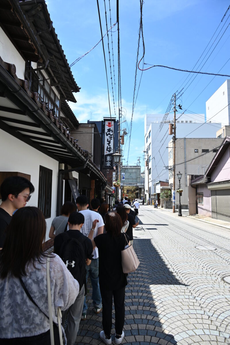 東家本店の列