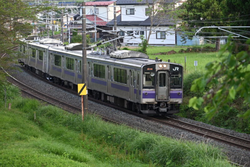 無量光陰跡の隣を走る電車(東北本線)