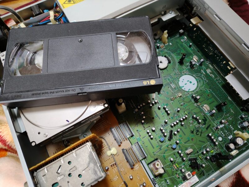 VHSをビデオデッキから救出