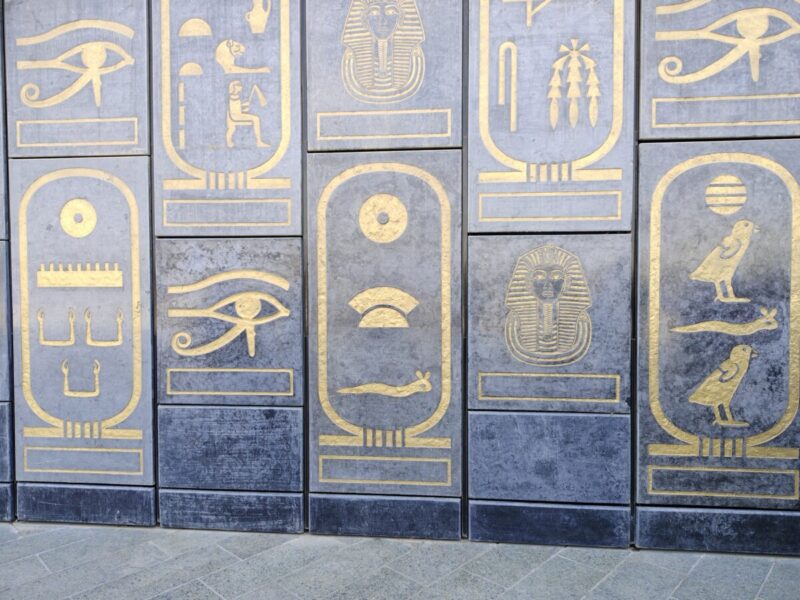 大エジプト博物館の壁にはヒエログリフで王の名前が刻まれており、その名前はカルトゥーシュと呼ばれる楕円形の枠で囲まれています。このカルトゥーシュは王や王族など特別な人物の名前を示すために用いられています。