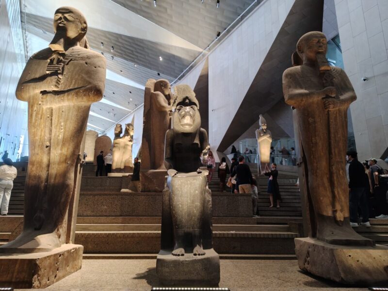 大エジプト博物館階段にも多くの彫像が展示されています。