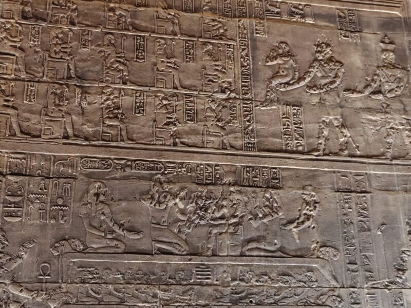 イシス神殿は、キリスト教時代に教会として使われた際のランプのすすや、人の活動による煙の影響と考えられています。一方で砂に埋もれていた部分は保存状態が良く、当時の彫刻の美しさをそのまま見ることができます。