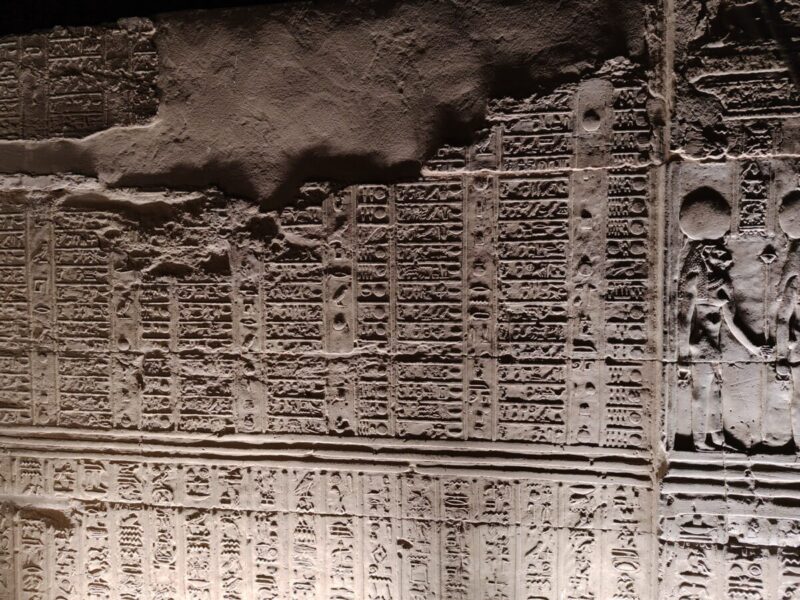 コム・オンボ神殿には、古代エジプトの暦や祭礼のスケジュールを示すレリーフが刻まれており、当時の時間感覚や宗教行事の様子を垣間見ることができます。古代エジプトではナイル川の氾濫周期をもとに1年が構成されており、当時の人々の生活リズムが記録されているとも言えます。