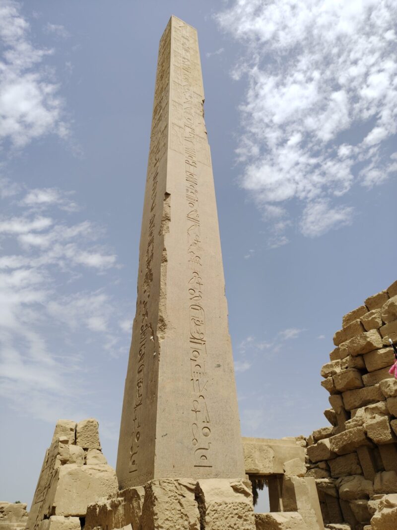 女性でありながらファラオになったハトシェプスト女王のオベリスク。高さ約30 mで300 tを超えるそうです。
